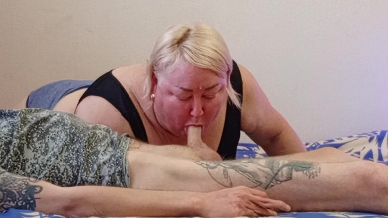 Zona901: Ibu tiri menghisap batang saya sehingga saya pancut ke dalam...