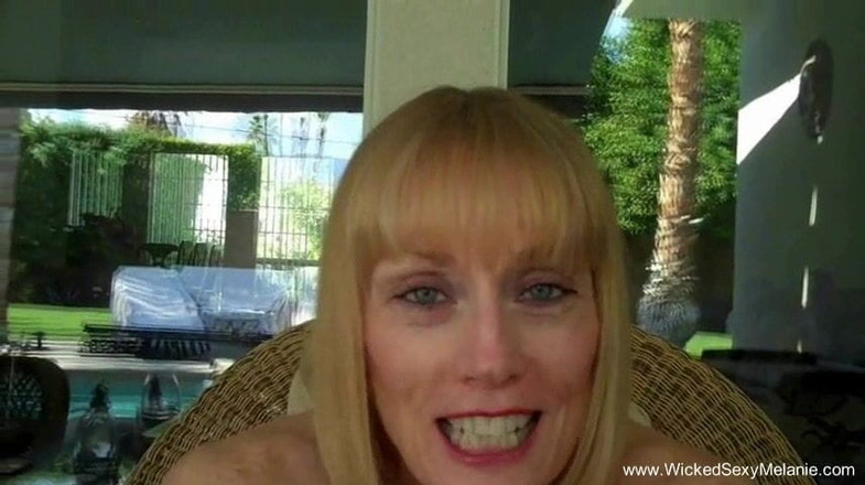 Wicked Sexy Melanie: Rijpe blonde amateur zuigend in het zwembad