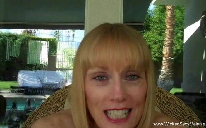 Wicked Sexy Melanie: Mogen blond amatör suger i poolen