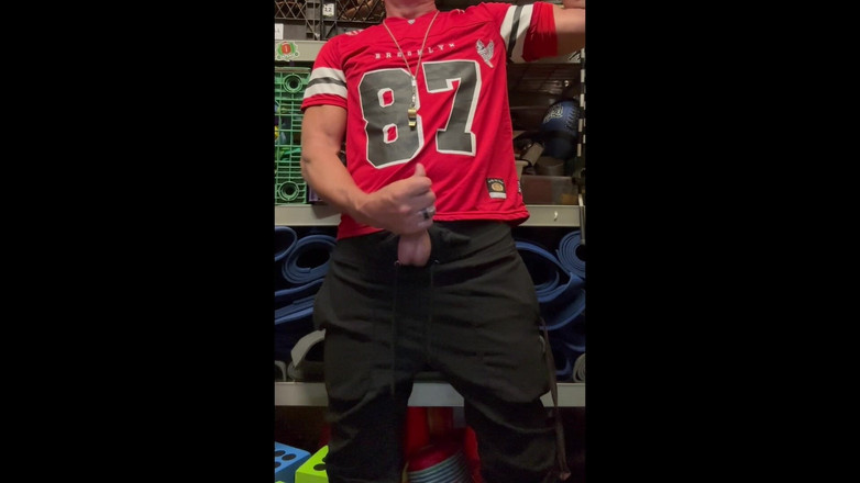 JockDad87: Jockdad87 spuit een lading in zijn shirt met het nummer 87.