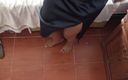 Stepmom Susan: Mon beau-fils pervers m’a suppliée de pisser par ma chatte...