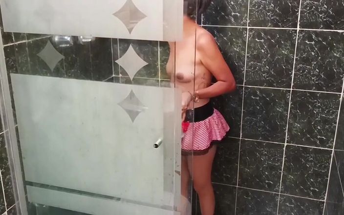 Swingers amateur: I Watch My Stepmom Masturbate While Cleaning the Shower. I...