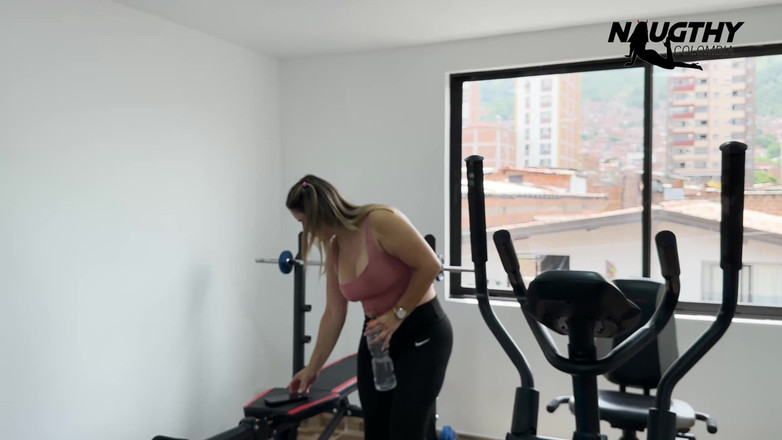 NaughtyColombia: Er masturbiert im fitnessstudio, als er mit seinem liebhaber spricht