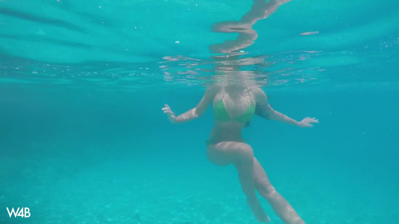 Watch4beauty: Green Bikini