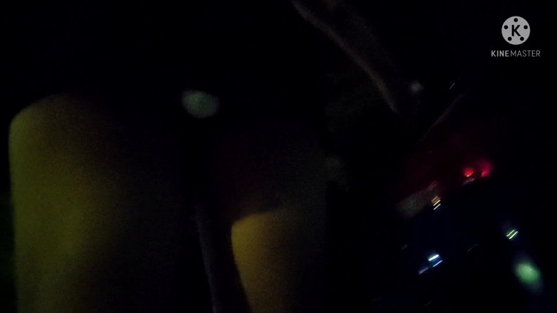 Traviezisha: Sissy crossdresser promenader utomhus med en vibrator inuti hennes röv...