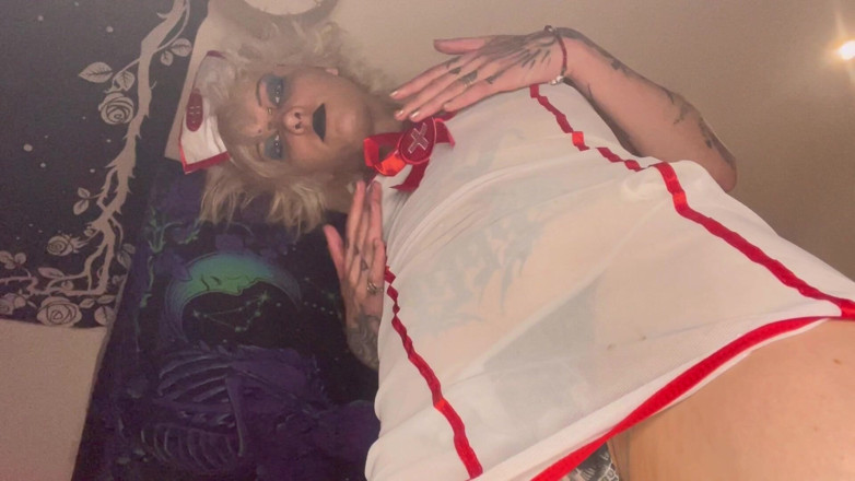 Glitterqueen1999: Cpr cuore strizza il vestito da infermiera gigantessa