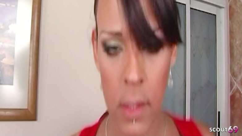 Shemale TS Collection: Une trans à gros nichons séduit un mec après une soirée...