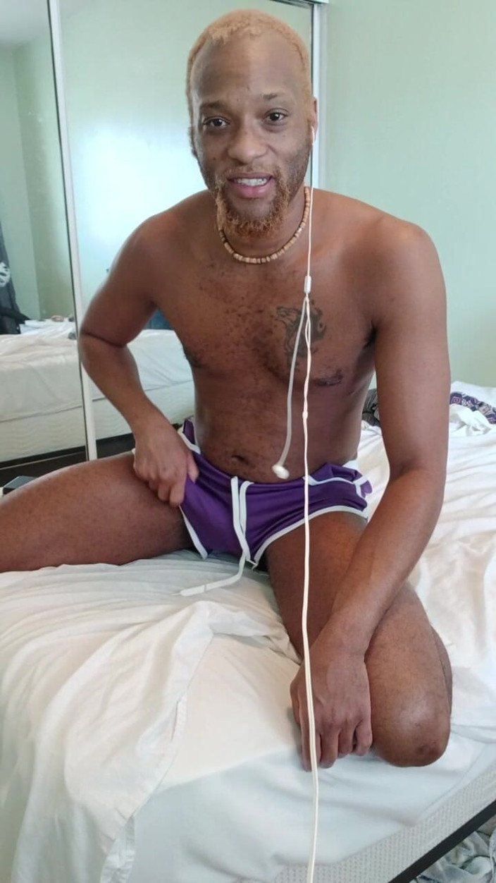 Kennie Jai: Pantalones cortos morados se masturban para un fan!
