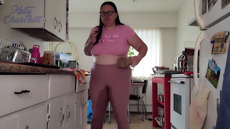 Katy Churchill: Şişman salyalı her yere işiyor