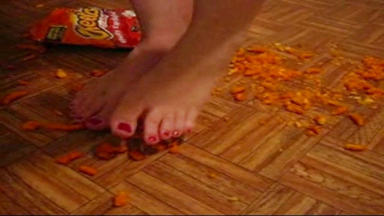 Sexy Amateurz: Distrugge il cibo con i piedi