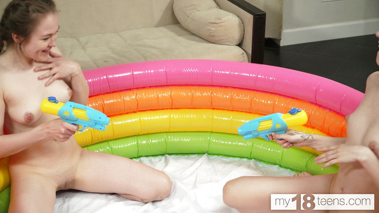 My 18 Teens: İki güzel lezbiyen kız havuzda su borusuyla oynuyor ve birbirlerinin...