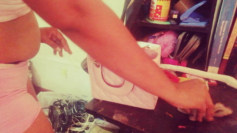 Tina Baby: 继女对继父的鸡巴毫不羞耻