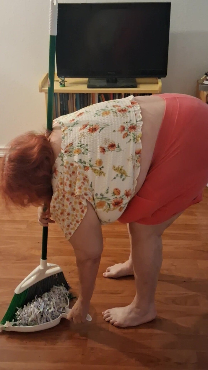 BBW nurse Vicki adventures with friends: Big Belly Beauty Nurse Vick Cleans up Messy Floor