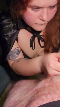 Hot Witch dominan telah dikongkek dan sedang berseronok dengannya dengan kaki, tangan dan mulutnya