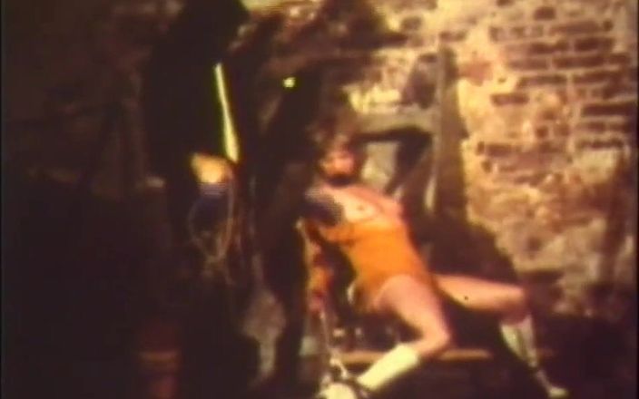 Vintage megastore: Loira escrava sexual punida com um enorme consolo