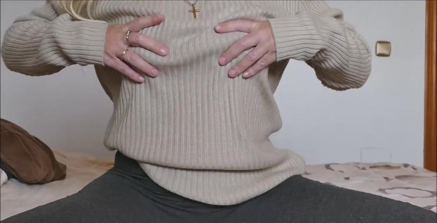 Natalie K: 내 침실에서 놀고, 나는 내 무릎 주위에 내 요가 바지와 팬티와 함께 내 침대에 굽힘 내 엉덩이를 얻을.