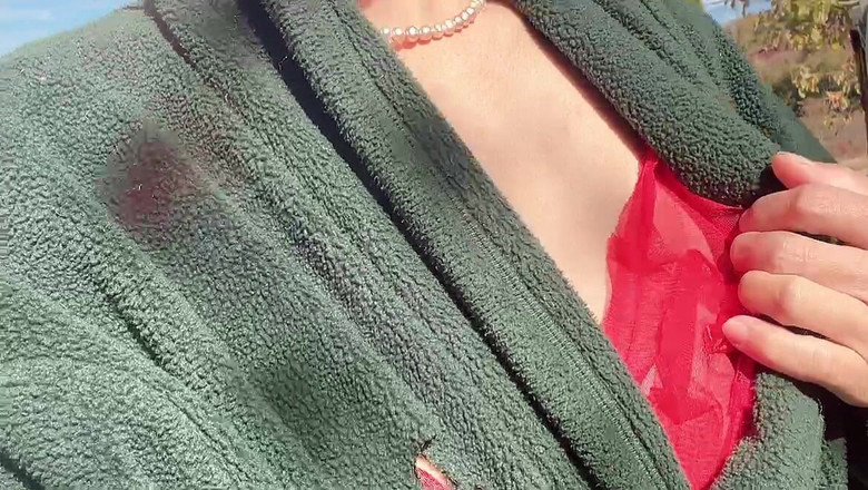 sweethanajapanese: 来自青少年哈娜毛茸茸的小阴户的大雨地上的特殊视频是这个