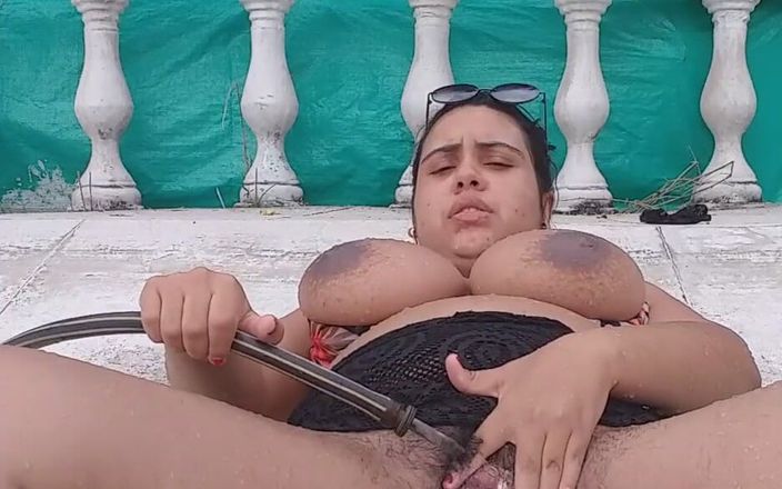 Xara Rouxxx: Masturbating in the Pool All Alone