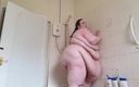 SSBBW Lady Brads: Sprcha se chvěje a myje se