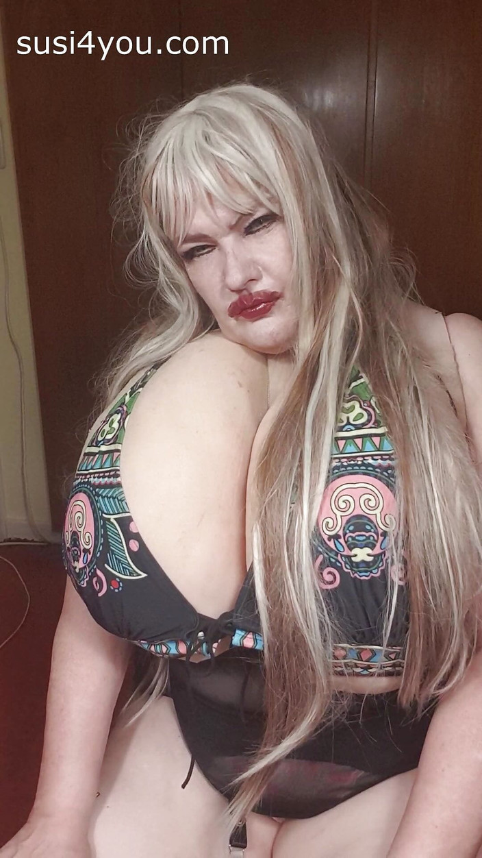 Susi4you: Susi w czarnych butach drażni się z zabawką