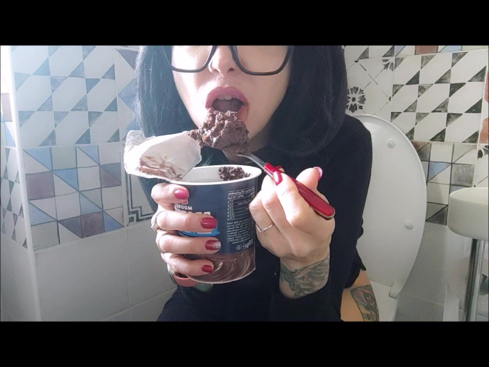 savannahamatoriale: Miluji svou čokoládu, když jsem v koupelně