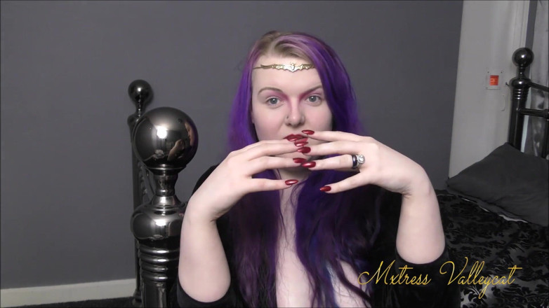 Mxtress Valleycat: Taunting you with my demonic nails