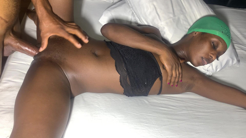 Yakeeporn: ホットスリムな女の子が甘い浸透のために彼女の猫を位置付け