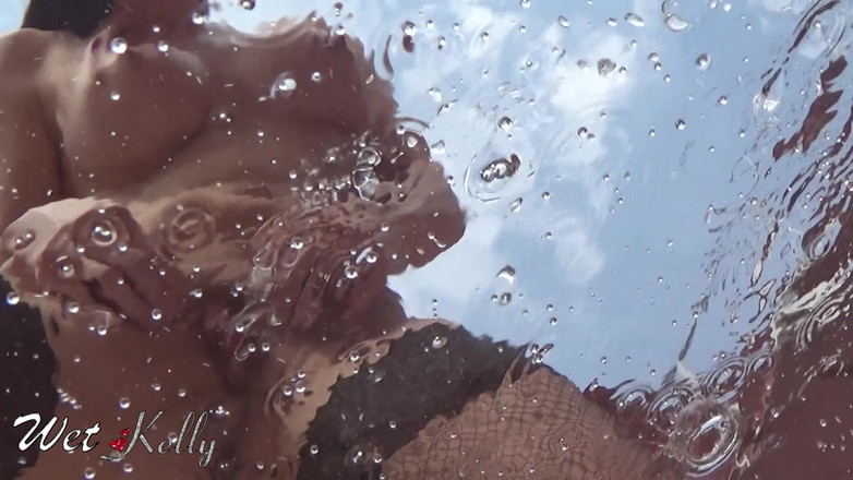 Wet Kelly: MILF terangsang suka kencing di atas kaca lutsinar