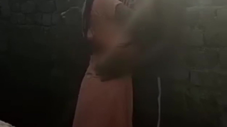 Trilokinath: 村のガールフレンドは、中古住宅で屋外の水を充電するキスをしています