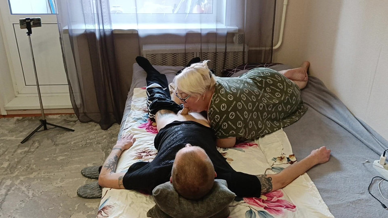 Zona901: Соседка отсасывает каждую последнюю каплю спермы