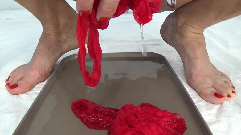 AnnaBUST: Kencing dengan stoking merah