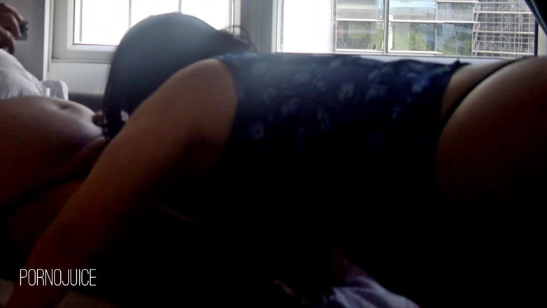 Cheeky UK girls: Polnische MILF im blauen kleid wird in London mit julia,...