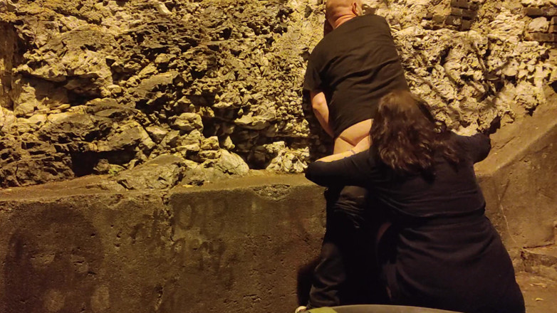 Toilet Mommy: 남자의 엉덩이를 맛보는 핫한 소녀