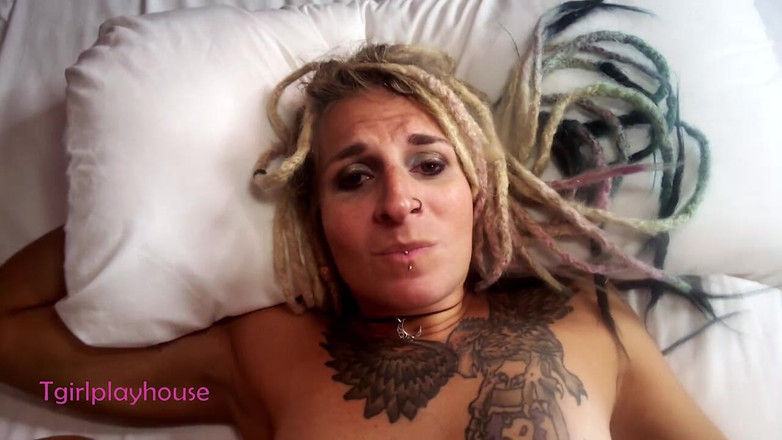 TGIRLPLAYHOUSE: セクシーなTgirlサマーレインは私のBBCを吸う