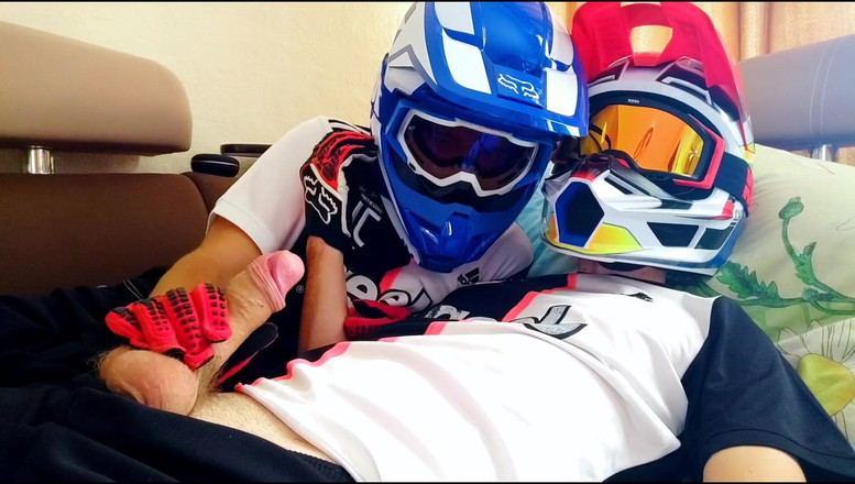 Sneakersmax98: हेलमेट पहने दो लोग लंड हिलाते हैं और वीर्य निकालते हैं