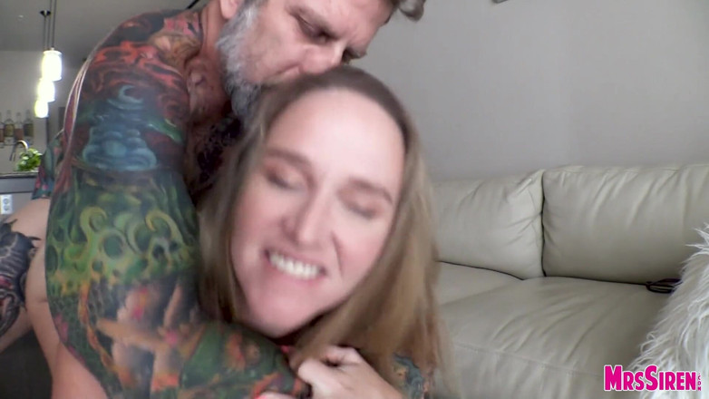 Siren XXX Studios: Tätowierter hengst fickt mollige ehefrau