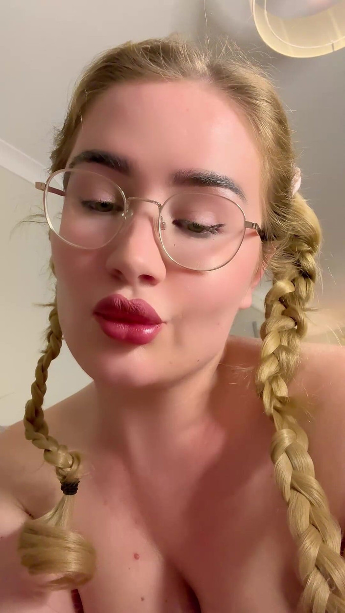 JessieHH: Стриптиз, соблазнение маслом на мои сиськи унижает шлюховатая лесбиянка