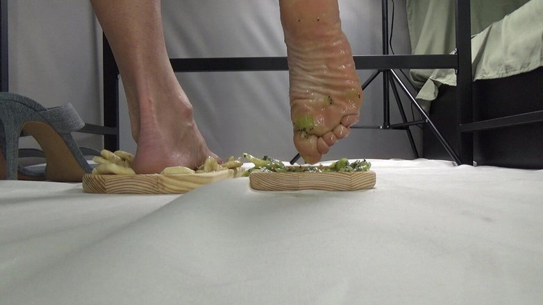 AnnaBUST: 나는 내 발로 과일을 짓밟는다. 내 다리를 핥아