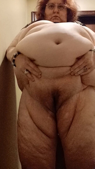 BBW nurse Vicki adventures with friends: Drażni cię, gdy idę do łazienki