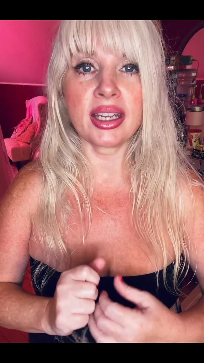 PaintedRose: Сексуальна солодка дурна розтяжка, б'юся об заклад, ви знаєте одну з причин, чому важливо залишатися лімбером.. Скажи мені, як ти хотів би добре розтягнути його?