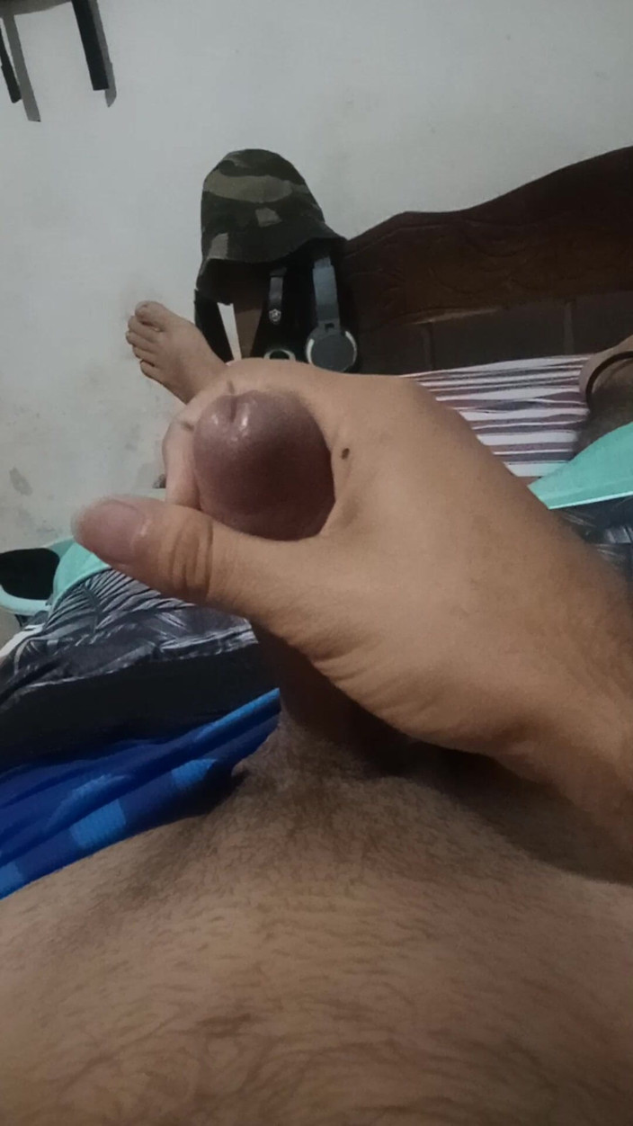 Cute boy jerks off: 18letý muž se dotýká jeho penisu, zatímco jeho sousedé jsou...