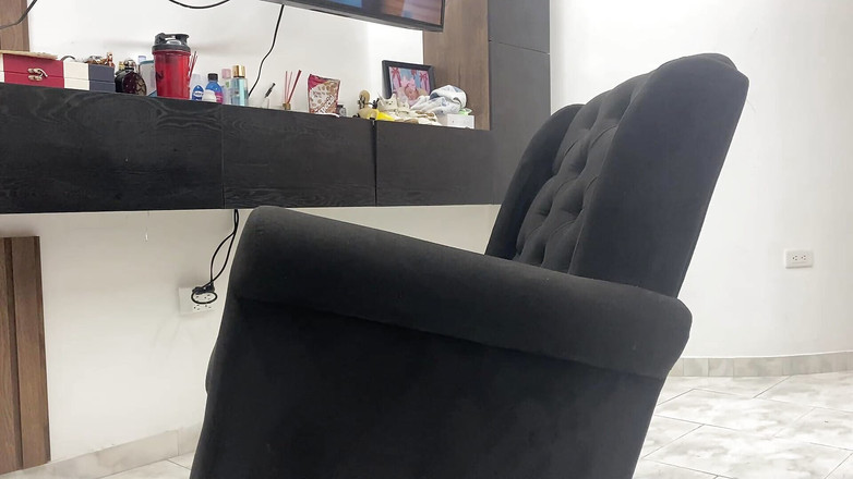 MiaSaintLove: Pulire i mobili mentre viene registrato