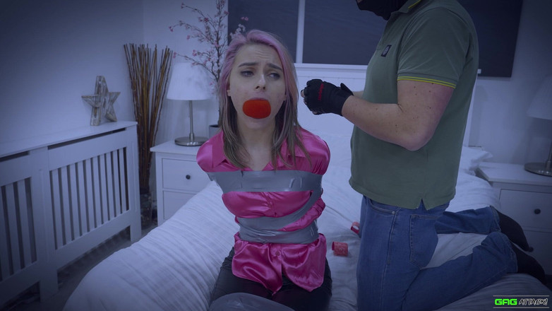 Gag Attack: Chloe Toy - secretaresse greep en stopte in zwaar tapehoertje