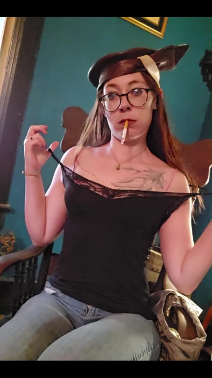 MistressThrope: 슈퍼 멋진 1920의 모자, 조끼, 청바지. 그리고 담배.