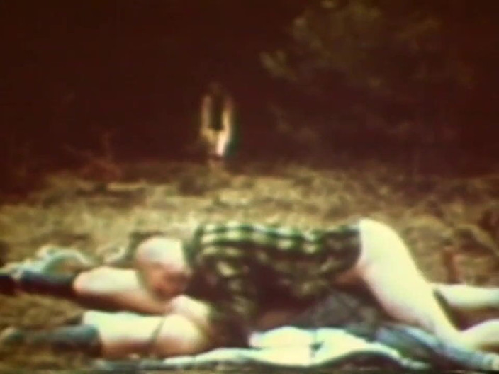 Vintage megastore: Brunetka a blonďatá kočka vejdou do pasti zvrhlíka