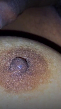 Moje sexy nevlastní sestra mi dovolila hrát si s jejím otevřeným tělem, prsy a kundičkou