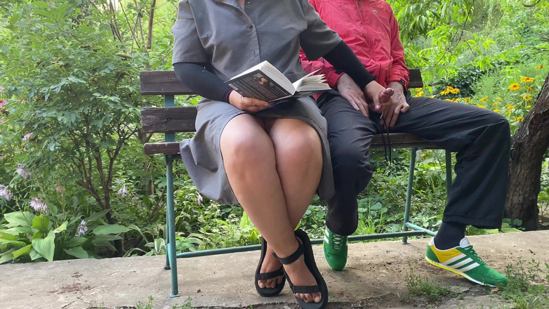 OurFetishLife: Ateşli ve seksi komşum açık havada beni sağıyor