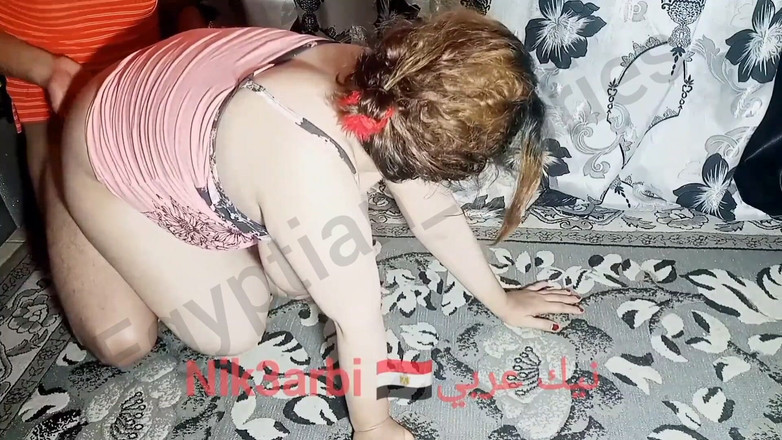 Egyptian stories: 기자의 이혼한 소녀 카리마가 가난한 의붓아빠에게 가서 벌거벗은 옷을 많이 입는다