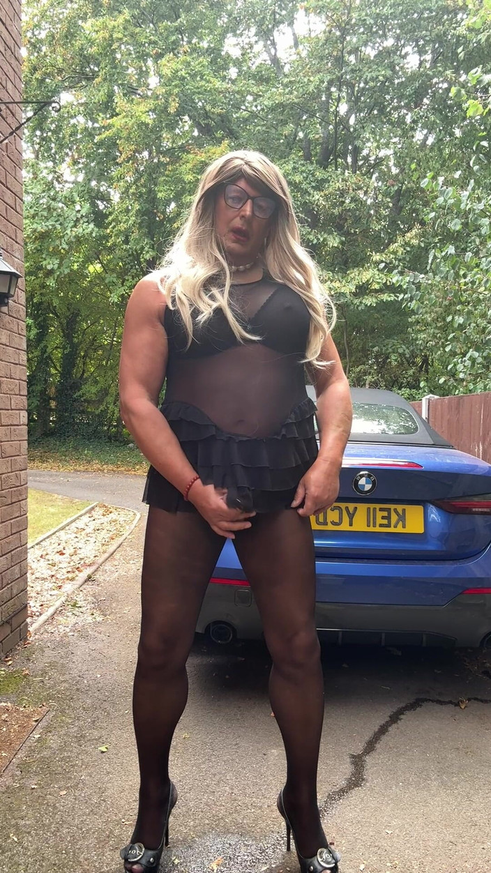 Kellycd2022: セクシーなクロスドレッサーKellycd2022 ブラックシームレスパンティーストッキングとヒール