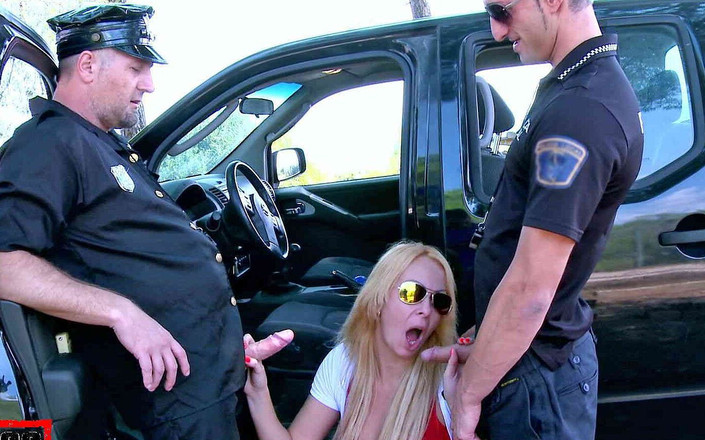 MMM100: Sexy blonďatá milfka Tamara Dix tvrdě ošukaná dvěma policisty